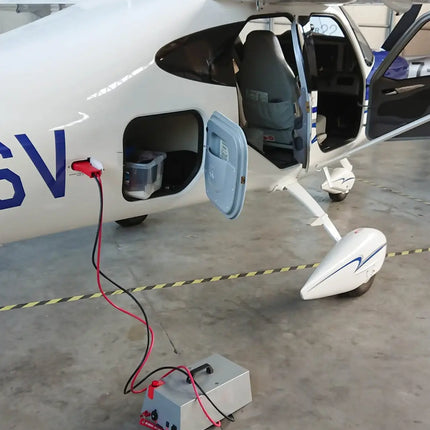 Flexibles GPU-Kabel, kompatibel mit TowFLEXX-Schleppern, zur Stromversorgung der Avionik von Flugzeugen. Das Kabel ist robust und vielseitig einsetzbar, ideal für die zuverlässige Energieversorgung während Wartungs- oder Vorbereitungsarbeiten am Boden. Geeignet für eine breite Palette von Flugzeugtypen, einschließlich Business Jets und Kleinflugzeugen.