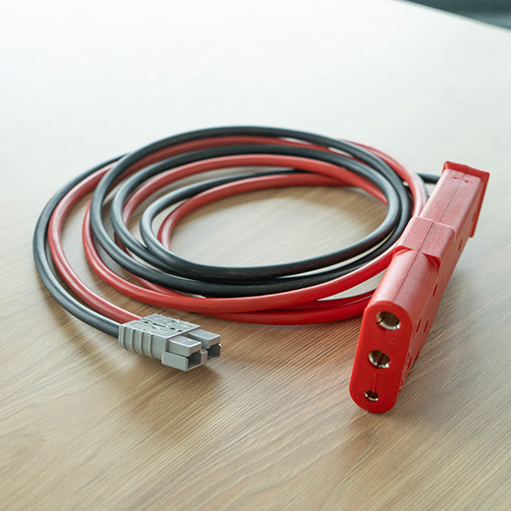 Bild zeigt ein Groundpower (GPU) Kabel, das kompatibel mit den TowFLEXX TF1 und TF2 Flugzeugschleppern ist. Das Kabel ist flexibel und dick, typischerweise in einer auffälligen Farbe gehalten, um Sichtbarkeit und Sicherheit zu gewährleisten. Es ist auf einer sauberen und gut beleuchteten Oberfläche ausgelegt, um die Details und Qualität des Kabels hervorzuheben