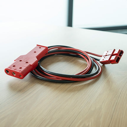 Bild zeigt ein Groundpower (GPU) Kabel, das kompatibel mit den TowFLEXX TF3, TF4 und TF5 Flugzeugschleppern ist. Das Kabel ist flexibel und dick, typischerweise in einer auffälligen Farbe gehalten, um Sichtbarkeit und Sicherheit zu gewährleisten. Es ist auf einer sauberen und gut beleuchteten Oberfläche ausgelegt, um die Details und Qualität des Kabels hervorzuheben