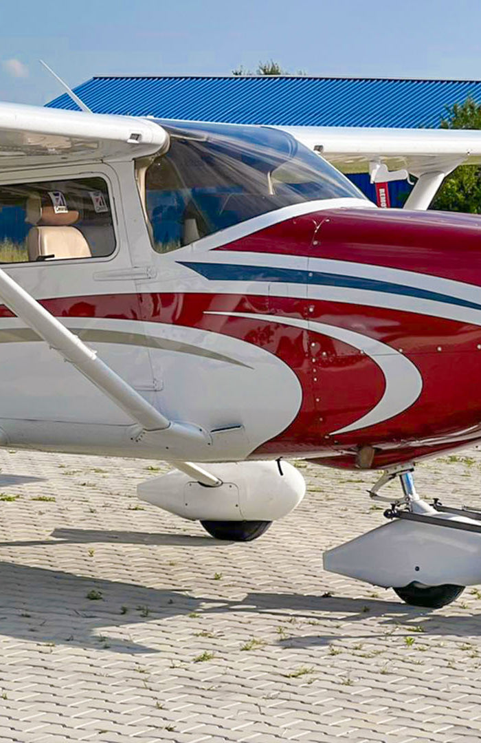 <h2><strong>Electric aircraft tugs</strong></h2>