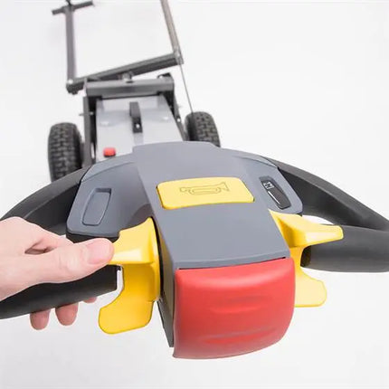 Detailansicht der ergonomischen Deichselkopfsteuerung für TowFLEXX TF1 und TF2, hervorhebend die benutzerfreundliche Anordnung und das robuste Design für effizientes Manövrieren von Flugzeugen. Ideal für eine intuitive Bedienung und verbesserte Sicherheit auf dem Flugfeld.