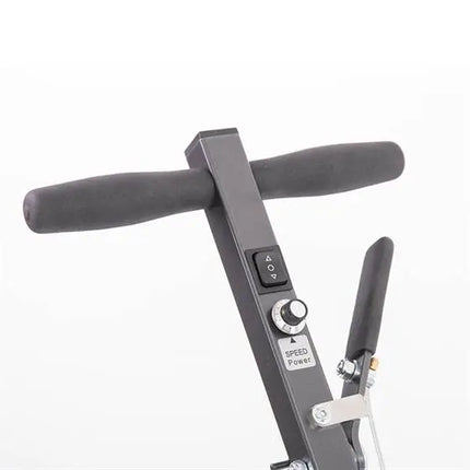 Standardgriff des TowFLEXX TF1 und TF2, dargestellt in Nahaufnahme, um die ergonomischen Merkmale und die robuste Bauweise zu betonen. Ideal für Kunden, die die Bedienungselemente und das Handling der Flugzeugschlepper TF1 und TF2 vor dem Kauf erkunden möchten.