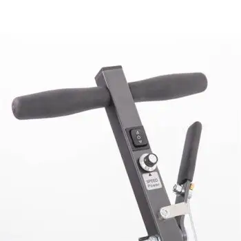 Standardgriff des TowFLEXX TF1 und TF2, dargestellt in Nahaufnahme, um die ergonomischen Merkmale und die robuste Bauweise zu betonen. Ideal für Kunden, die die Bedienungselemente und das Handling der Flugzeugschlepper TF1 und TF2 vor dem Kauf erkunden möchten.